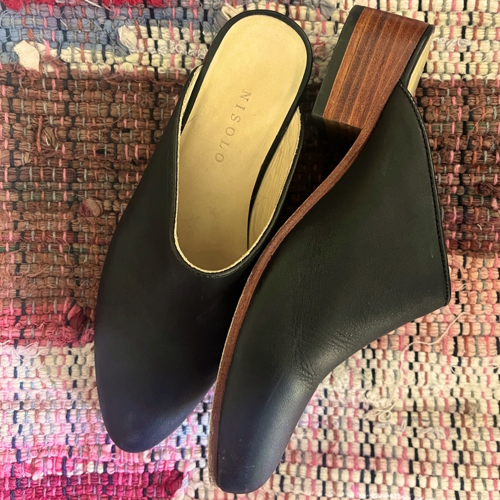 Black Nisolo mules